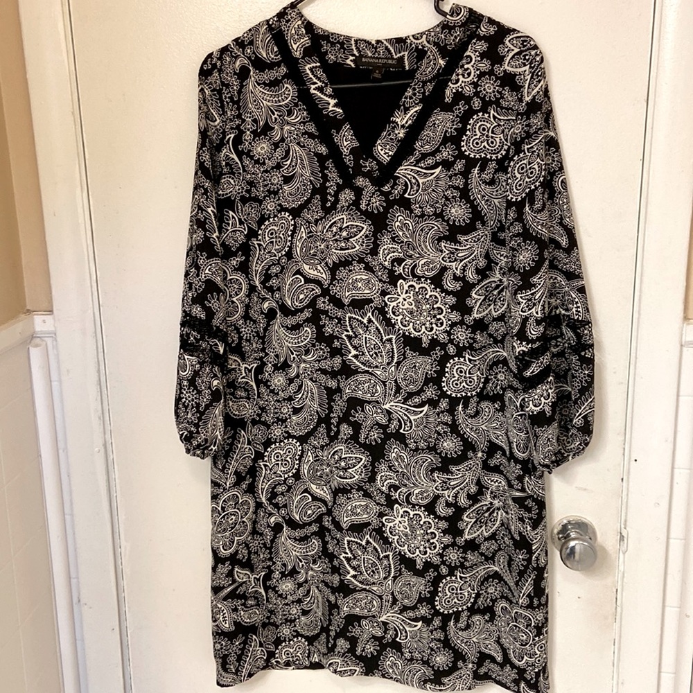 Black & White Print Dress Banana Republic Sz 6, Vneck Long Sleeves, Lightweight